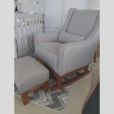 Poltrona Amamentação Aquila Balanço Retrô com puff Base Madeira - Conc