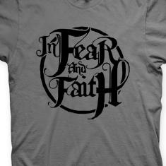 Camiseta In Fear And Faith Chumbo e Preta em Silk 100% Algodão