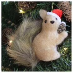 Enfeite Pendente Natalino Esquilo Com Gorro De Natal 12cm