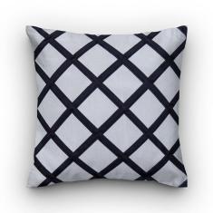 Capa de almofada VivaIN bordada com x preta