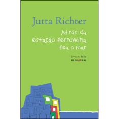 Atrás Da Estação Ferroviária Fica O Mar