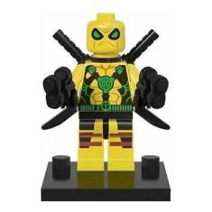 Boneco Blocos De Montar Deadpool Traje Amarelo