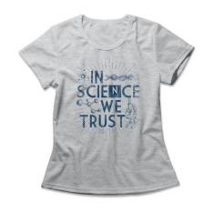 Camiseta Feminina In Science We Trust - Studio Geek, P, Mescla cinza