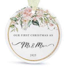 Enfeite de primeiro Natal como Sr. e Sra. 2025, enfeite de casamento de 1º ano para recém-casados, nosso primeiro enfeite de Natal para casados, decoração suspensa de cerâmica para casais