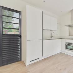 Porta de Alumínio com Basculante 210x70cm Lado Esquerdo Hale Esquadrias