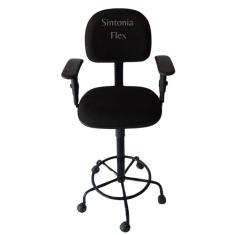 Cadeira secretaria caixa alta - braço com regulagem  de altura  com rodízio  pra balcão recepção - tecido preta
