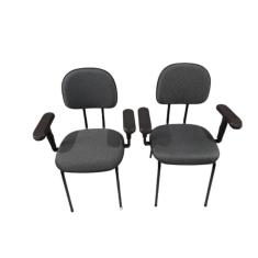 Kit 2 cadeira palito com braço regulável  para recepção sala de espera tecido cinza preto