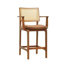 Banqueta Alta Bistrô Gus com Braços Madeira Maciça Encosto Telinha Assento Anatômico Corano Amêndoa/Caramelo
