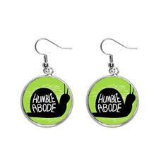 Brinco feminino com pingente de orelha natural de caracol preto com contorno de animal