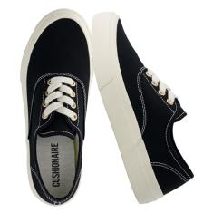 CUSHIONAIRE Tênis feminino Freshman Canvas Lace-Up com espuma viscoelástica, larguras disponíveis | Sapatos de caminhada casuais, leves e confortáveis, Lona preta, 36