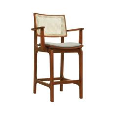 Banqueta Alta Bistrô Gus com Braços Madeira Maciça Encosto Telinha Assento Anatômico Linho Amêndoa/Bege