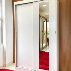 Guarda-roupa Solteiro 2 Portas de Correr 1 Espelho 1 Gaveta 6 Prateleiras 1 Cabideiro Palhoça Branco