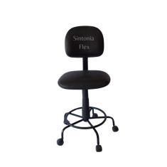 Cadeira  secretaria  com regulagem de altura - base de ferro - rodízio e apoio de pé corano preto