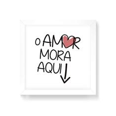 Arte Maníacos Quadro Decorativo O Amor Mora Aqui - 50x50cm (Moldura em laca branca)