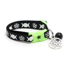 Pugs to Persians Coleira Wicca para gatos com amuleto oculto e sino | Coleira de gato familiar da bruxa | Berloques de coleira de gatinho de bruxa | Brilha no escuro | Coleira de segurança (pequena