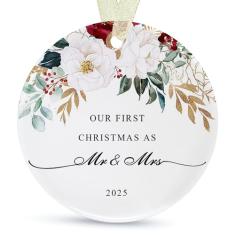 Enfeite de primeiro Natal como Sr. e Sra. 2025, enfeite de casamento de 1º ano para recém-casados, nosso primeiro enfeite de Natal para casados, decoração suspensa de cerâmica para casais