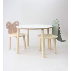 Mesa infantil com cadeira borboleta e dinossauro.