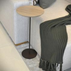 Mesa Lateral Karla MÉDIA, tampo redondo MDF/BP Amadeirado Itapoã e base Aço Corten. Amadeirado