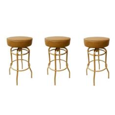 Banqueta Bar Altura 65cm Giratória cor Dourado Fosco Assento cor Caram