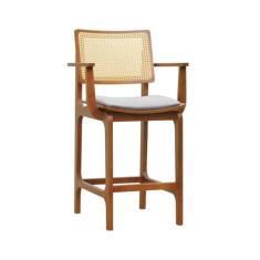 Banqueta Alta Bistrô Gus com Braços Madeira Maciça Encosto Telinha Assento Anatômico Linho Impermeav Amêndoa/Bege