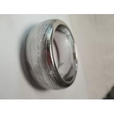 Pulseira Bracelete De Metal Prata Arredondado Com Detalhe De Linhas -