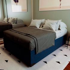 Cama Box Baú Casal Azul com Colchão Guldi Dream Mola Ensacada (30x138x188) e 2 Travesseiros Guldi Soft Nasa Cinza e Branco