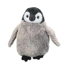 Douglas abraça pinguim pintinho de pelúcia animal de pelúcia