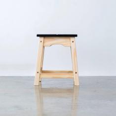 Banqueta Baixa Moema 45ax35lx35p Em Madeira Cor Natural E Preto