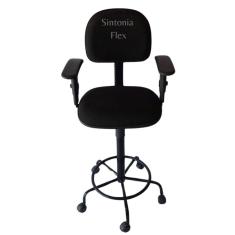 Cadeira secretaria caixa alta - braço com regulagem  de altura  com rodízio  pra balcão recepção - tecido preta