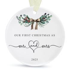 Enfeite de primeiro Natal como Sr. e Sra. 2025, enfeite de casamento de 1º ano para recém-casados, nosso primeiro enfeite de Natal para casados, decoração suspensa de cerâmica para casais