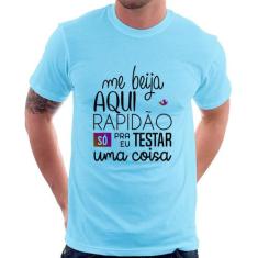 Camiseta Me beija aqui rapidão - Foca na Moda, Azul bebê, GG