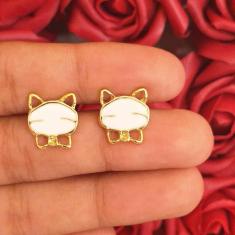 Brinco De Gatinho Resinado  Branco Folheado A Ouro 18K