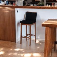 Banqueta Bistrô Berlim Pé Alto em Madeira Maciça de Eucalipto Verniz R