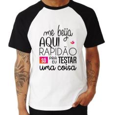 Camiseta Raglan Me beija aqui rapidão - Foca na Moda, Branco, Preto, M