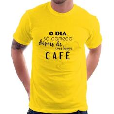 Camiseta O dia só começa depois de um bom café - Foca na Moda, Amarelo