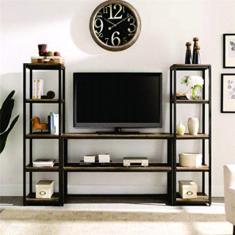 Home Theater com estantes laterais de metalon e prateleiras com madeira