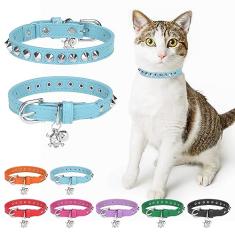 DILLYBUD Coleiras de couro para gatos meninos e meninas com sino e cinto elástico de segurança, rebites personalizados, coleira ajustável com fivela segura com pingente de caveira para gatinhos