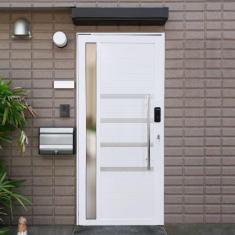 Porta Pivotante de Alumínio 210 x 120cm com Friso, Visor e Fechadura Digital Linha 30 Direita Branco