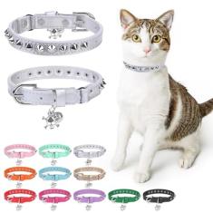 DILLYBUD Coleiras de couro para gatos meninos e meninas com sino e cinto elástico de segurança, rebites personalizados, fivela segura, coleira ajustável com pingente de caveira para gatinhos pequenos