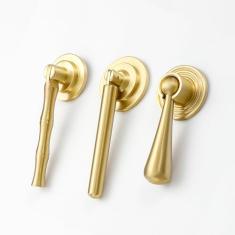 Evionlin Pacote com 4 maçanetas de latão escovado sólido puxador puxador de lágrima design pendurado para armários gaveta porta móveis decorativos parafusos incluídos