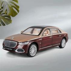 Carro de brinquedo colecionável Mercedes-Benz Maybach S680 em escala 1:24