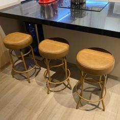 Banqueta Alta Bar Giratória cor dourado fosco Assento cor caramelo Con