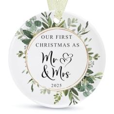 Enfeite de primeiro Natal como Sr. e Sra. 2025, enfeite de casamento de 1º ano para recém-casados, nosso primeiro enfeite de Natal para casados, decoração suspensa de cerâmica para casais