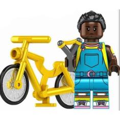 Boneco Blocos De Montar Erica Stranger Things Bicicleta