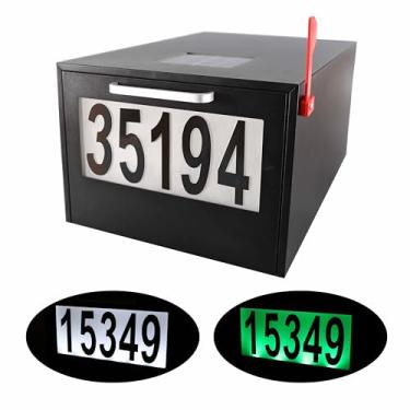 Imagem de Caixa de correio preta com suporte de poste – 2 modos de iluminação, luz de números solares, sensor infravermelho de grande capacidade iluminado à noite – caixa de correio com números de ferro ao ar