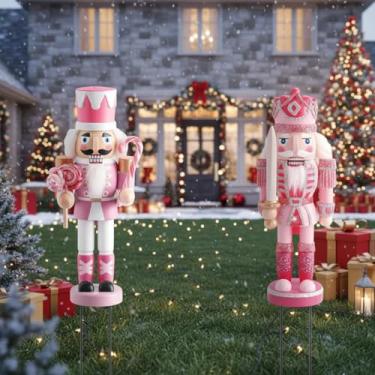 Imagem de Chunful Pacote com 2 placas de metal de Natal com estacas quebra-nozes rosa 3D decorações de Natal quebra-nozes rosa placa de quintal para Natal, inverno, ao ar livre, casa, gramado, jardim, caminho
