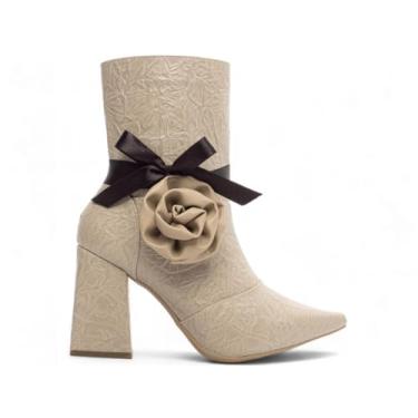 Imagem de BOTA BICO FINO FEMENINA CANO MÉDIO TORRICELLA COR BEGE,PULSEIRA REMOVÍVEL COM FLOR NA COR BEGE, TIRA EM CETIM PRETO, NÚMERO 36