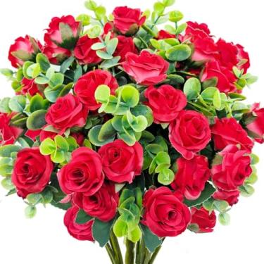 Imagem de Carfoeny 40 cabeças de rosas artificiais para atividades ao ar livre, 4 cachos de flores de plástico rosa vermelha de seda falsa resistente a UV para vasos ao ar livre, decoração de túmulos de