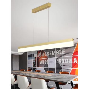 Imagem de Luminária pendente LED moderna com design linear para mesa de jantar, dimerizável, com controle remoto e altura ajustável, ideal para salas de jantar e escritórios (Dourada, 120cm)