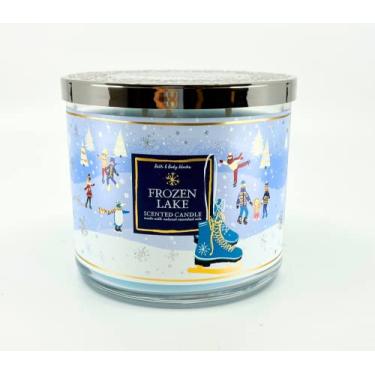 Imagem de Bath & Body Works, White Barn Vela de 3 pavios com óleos essenciais - 411 g - Aromas de Natal e inverno 2021! (Lago congelado)